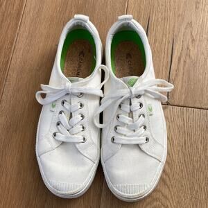 Cariuma Oca Low Sneakers